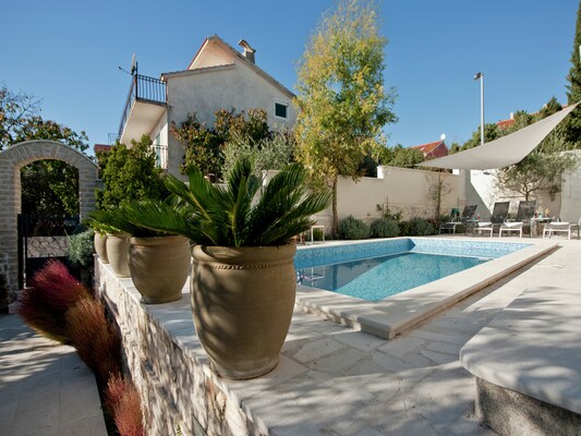 Vakantiehuis met privé zwembad in Okrug Gornji (Kroatië) voor 6 personen