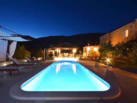 Vakantiehuis met privé zwembad in Kastel Luksic (Kroatië) voor 8 personen