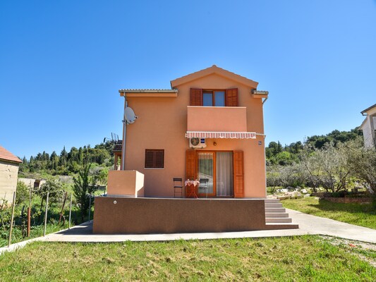 Vakantiehuis met omheinde tuin in Veli Iz (Kroatië) 1 hond is welkom
