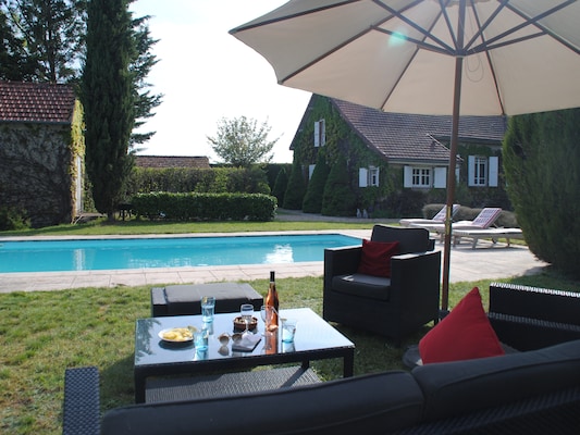 Vakantiehuis met privé zwembad in Charrin (Frankrijk) voor 10 personen