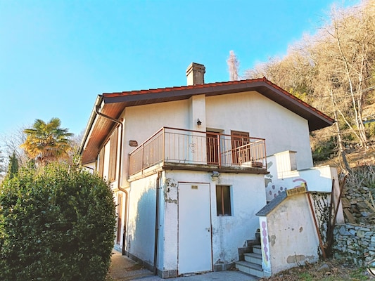 Ferienhaus mit umzäuntem Garten in Colmegna (Italien) und 1 Hund erlaubt