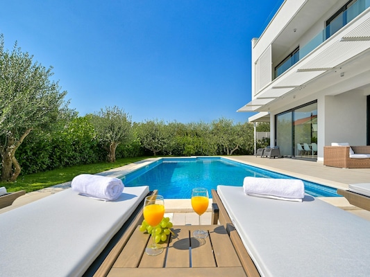 Vakantiehuis met privé zwembad in Kastel Stafilic (Kroatië) voor 11 personen