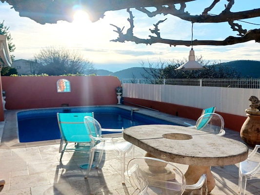 Vakantiehuis met privé zwembad in Bagnols-en-Forêt (Frankrijk) voor 2 personen