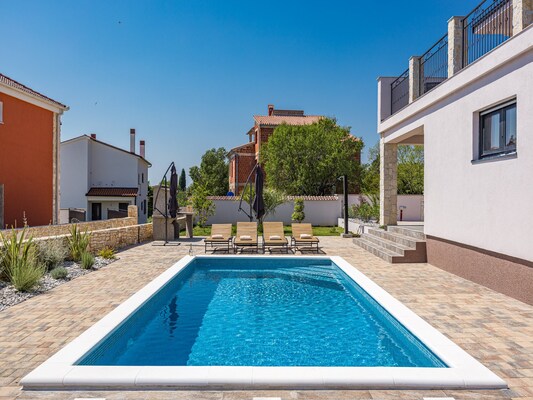 Vakantiehuis met privé zwembad in Krnica (Kroatië) voor 10 personen