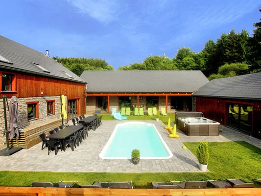 Villa met verwarmd buitenzwembad en sauna