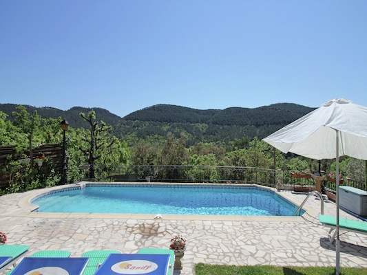 Ferienhaus mit umzäuntem Garten in Bagnols en Foret (Frankreich) und 2 Hunde erlaubt