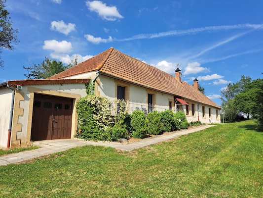 Ferienhaus mit umzäuntem Garten in Vieure (Frankreich) und 2 Hunde erlaubt