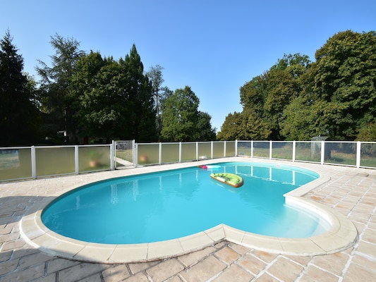 Vakantiehuis met privé zwembad in Saint Aubin sur Loire (Frankrijk) voor 15 personen