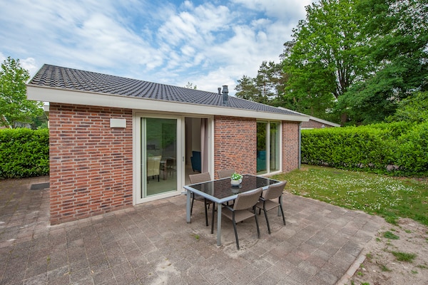 Vrijstaande wellnessvilla met jacuzzi en sauna in Arcen - thumbnail 1