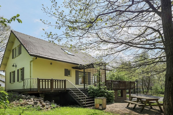 8-persoons villa met balkon en omheinde tuin in Rendeux-Beffe - thumbnail 1