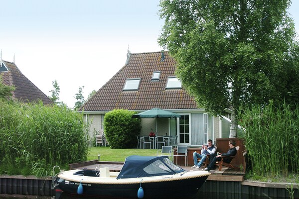 Wellness vakantiehuis aan het water in hartje Fries Merengebied - thumbnail 1