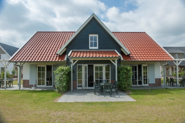 Luxe groepsvilla met sauna en gratis thermaalbaden in Arcen, Limburg - thumbnail 1