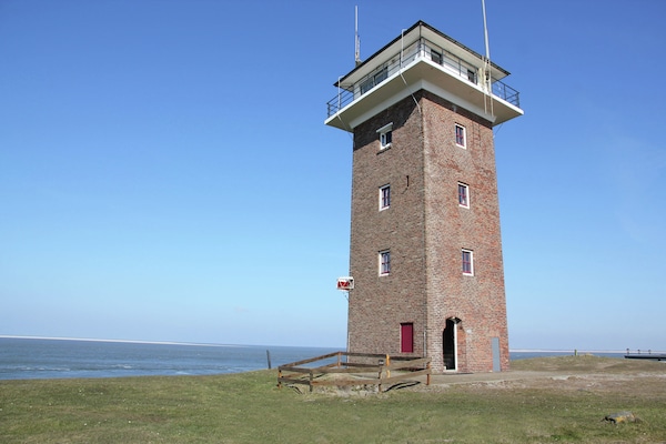 Uniek overnachten in voormalige kustwachttoren met panoramisch zeezicht - thumbnail 1