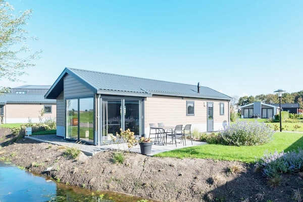 Charmant Zaans chalet voor 4 personen op Resort de Rijp in West-Graftdijk - thumbnail 1