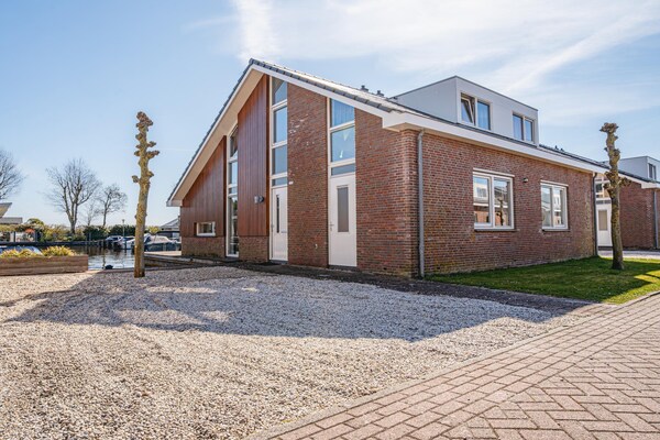 Luxe vakantiehuis aan het water in Uitgeest met eigen aanlegsteiger - thumbnail 1