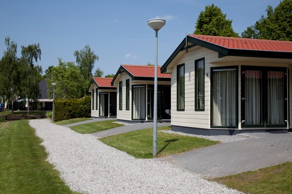 Sfeervol chalet aan het water in Drenthe, huisdieren welkom - thumbnail 2