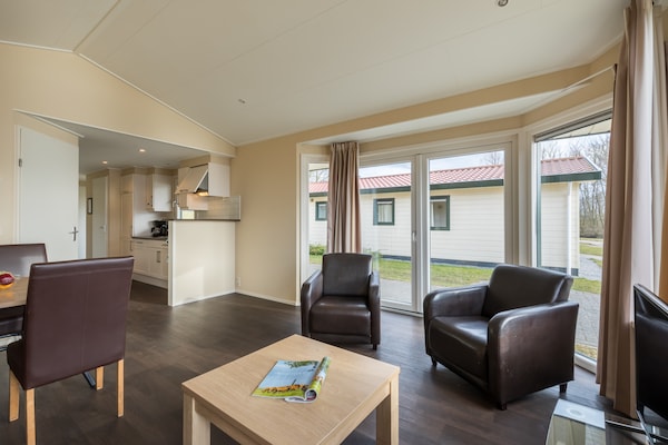 Sfeervol chalet aan het water in Drenthe, huisdieren welkom - thumbnail 3