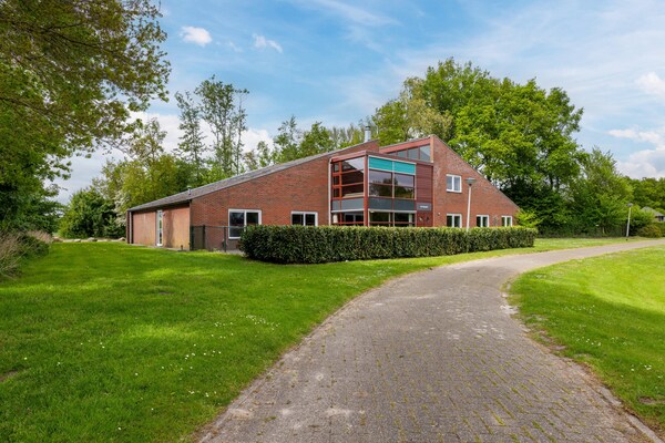 Groepsaccommodatie Hunzepark 10: luxe bungalow voor 36 personen aan Drentse vijver - thumbnail 1