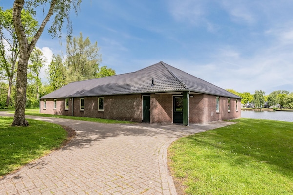Groepsbungalow voor 40 personen met vijveruitzicht in Hunzepark, Drenthe - thumbnail 1