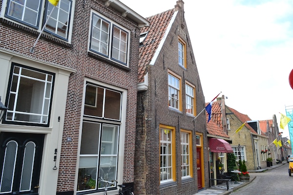 VOC-Huys: monumentaal overnachten in historisch Enkhuizen aan het IJsselmeer - thumbnail 1