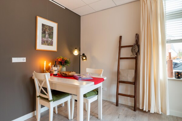 Hof van Craeck I: Stijlvol appartement in artistiek Bergen, vlakbij bos en strand - thumbnail 3