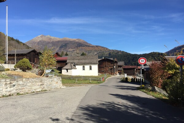 Aan de piste: Sfeervol Chalet Rivendell in Fiesch voor 5 personen - thumbnail 6