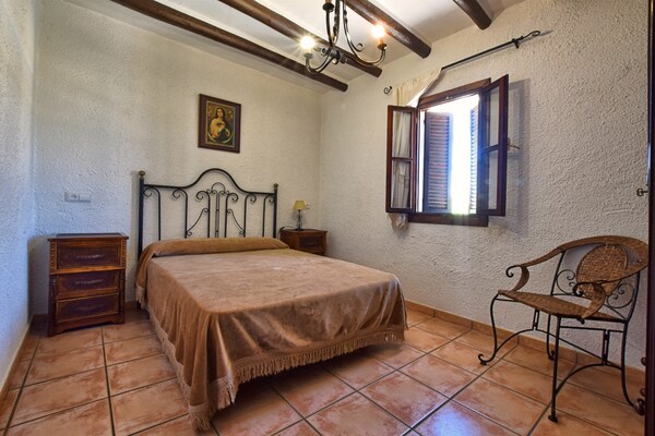 Cortijo Los Alazores: authentieke Andalusische villa met zwembad in de bergen - thumbnail 6