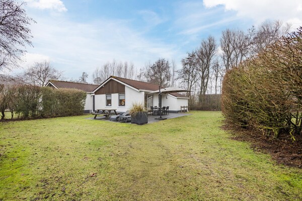 Sfeervolle duinbungalow met rieten dak op Ameland, 100m van strand - thumbnail 1