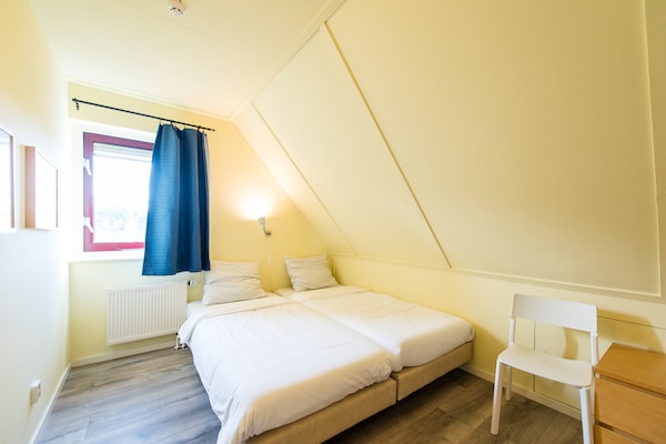 Vrijstaande rietgedekte villa voor 8 personen op Ameland, 100m van het strand - thumbnail 1