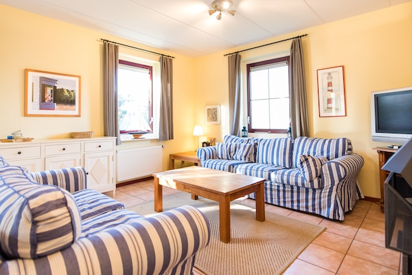 Vrijstaande rietgedekte villa voor 8 personen op Ameland, 100m van het strand - thumbnail 2
