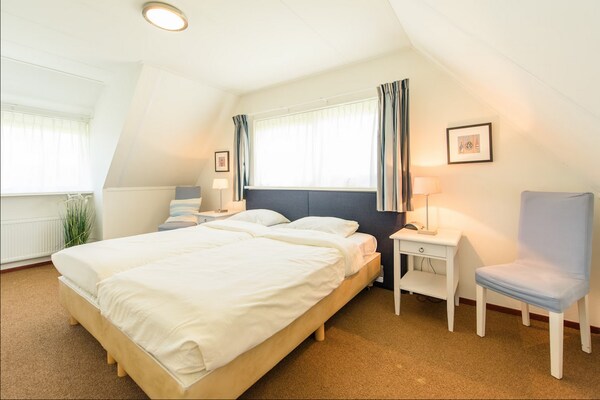 Ruime villa op Ameland: 6p, 3 slpk, 2 badkamers, dicht bij duinen en strand - thumbnail 1