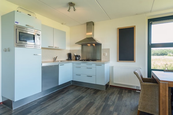 Ruime villa op Ameland: 6p, 3 slpk, 2 badkamers, dicht bij duinen en strand - thumbnail 2