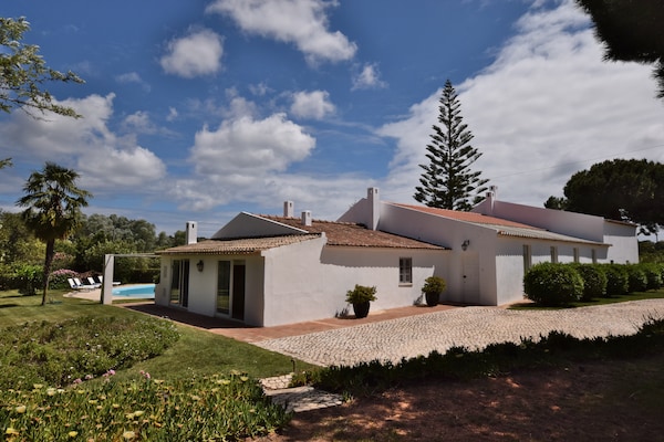 Ruim vakantiehuis met 17m privézwembad nabij Lagos en Meia Praia - thumbnail 1