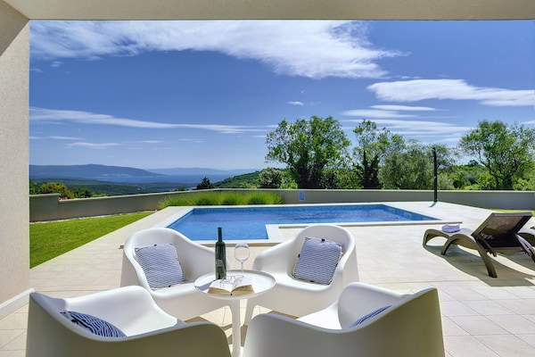 Moderne villa met privézwembad en panoramisch uitzicht op zee bij Kavran - thumbnail 2