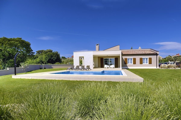 Moderne villa met privézwembad en panoramisch uitzicht op zee bij Kavran - thumbnail 5
