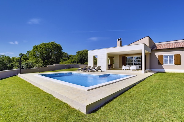 Moderne villa met privézwembad en panoramisch uitzicht op zee bij Kavran - thumbnail 6