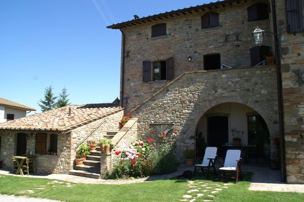 Rustiek vakantiehuis nabij Montone met zwembad en uitzicht op Umbrisch heuvelland - thumbnail 2