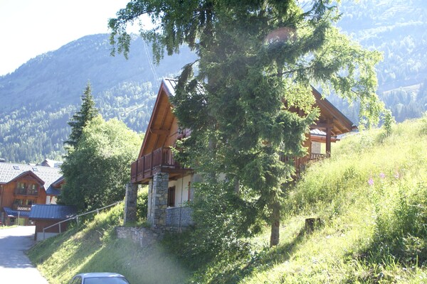 Authentiek chalet voor 8 aan de piste met panoramisch uitzicht op het meer - thumbnail 6