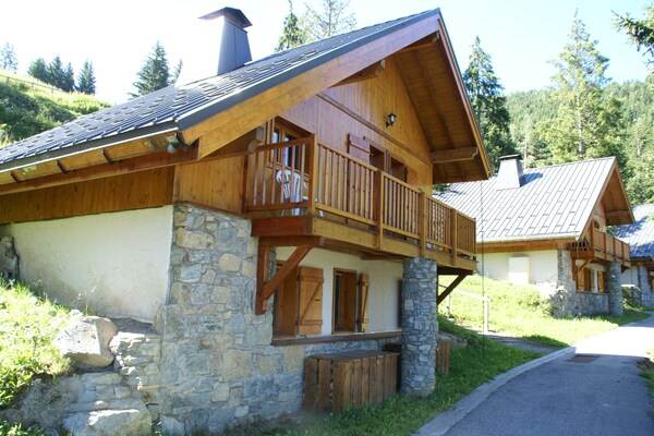 Authentiek chalet voor 8 aan de piste met panoramisch uitzicht op het meer - thumbnail 1