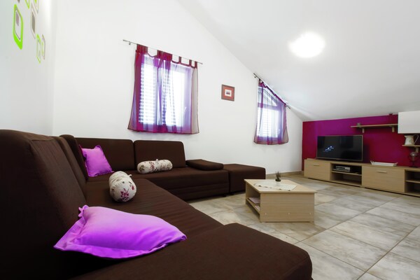 Aan zee gelegen ruim appartement in Srima voor 7 personen - thumbnail 5