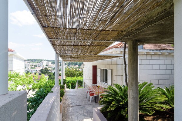 Knus appartement in Dubrovnik met terras, vlak bij het strand - thumbnail 1
