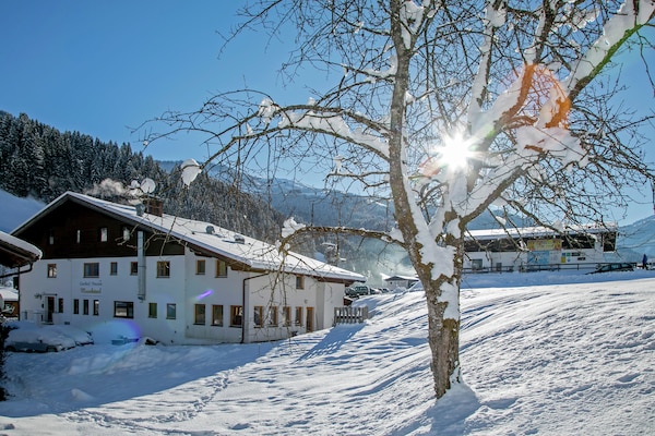 chalet-an-der-piste sleeps 24