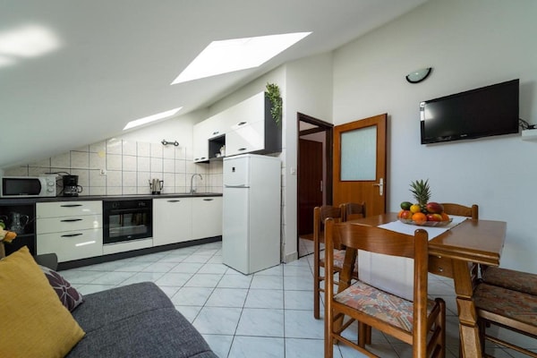 6-persoons appartement aan zee in het centrum van Petrcane - thumbnail 2