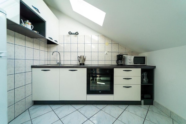 6-persoons appartement aan zee in het centrum van Petrcane - thumbnail 3