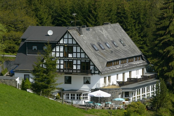 Ruime groepsvilla voor 30 personen aan de bosrand bij Winterberg - thumbnail 1