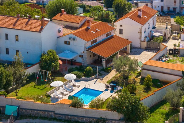 Villa Viola: Ruim vakantiehuis voor 10 personen met privézwembad bij Šegotići - thumbnail 1