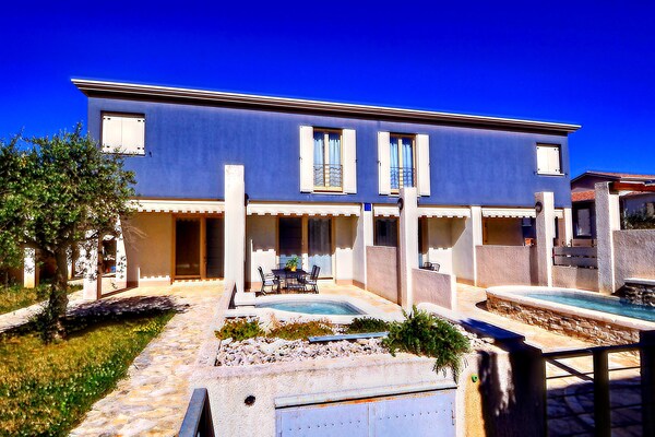 Villa Blue 2: Stijlvol vakantiehuis met terras op 500m van strand in Banjole - thumbnail 1