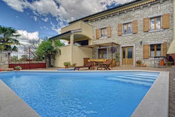 Ruim vakantiehuis met privézwembad in het Kroatische Brščići voor 8 personen - thumbnail 1