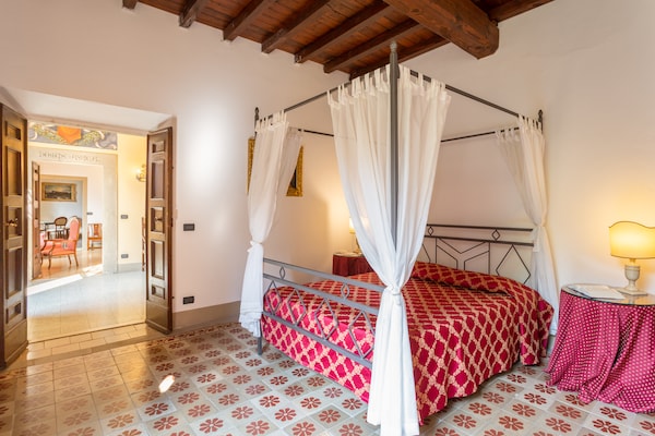 Villa Eugenia: Ruim Toscaans landhuis voor 20 personen met zwembad bij Vicchio - thumbnail 3