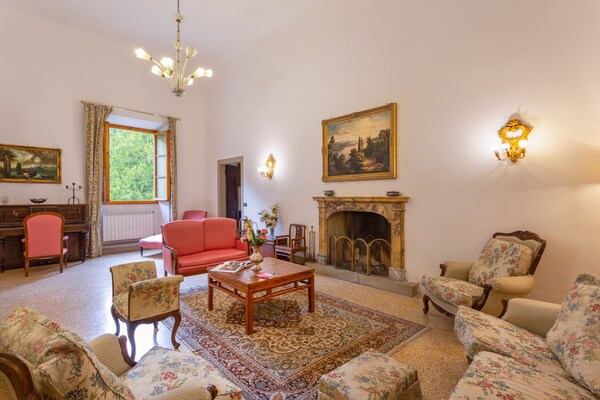 Villa Eugenia: Ruim Toscaans landhuis voor 20 personen met zwembad bij Vicchio - thumbnail 4